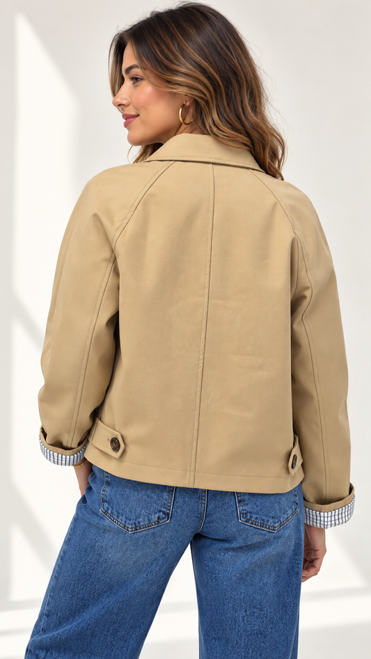Chaqueta Nerea beige mujer vista de espalda con detalle de puños de cuadros