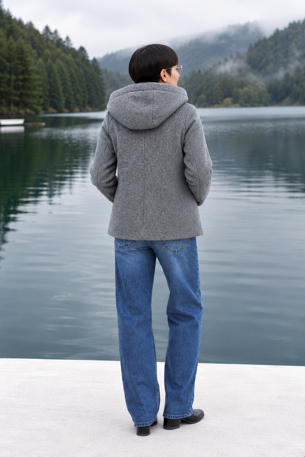 Abrigo corto Le Option Nord gris para mujer vista trasera junto a un lago